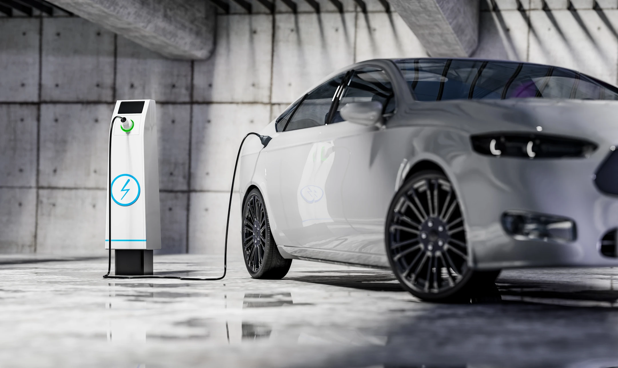 Scène extérieure avec voiture électrique blanche en charge dans un environnement verdoyant