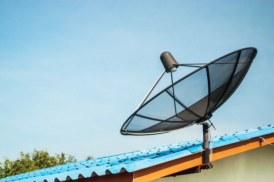 Scène extérieure nocturne avec rangée de radiotélescopes pointés vers un ciel étoilé